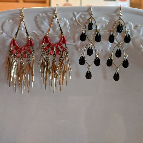 gold dangle earrings Jewelry - 2 pairs of pierced dangle earrings 1 black 1salmon